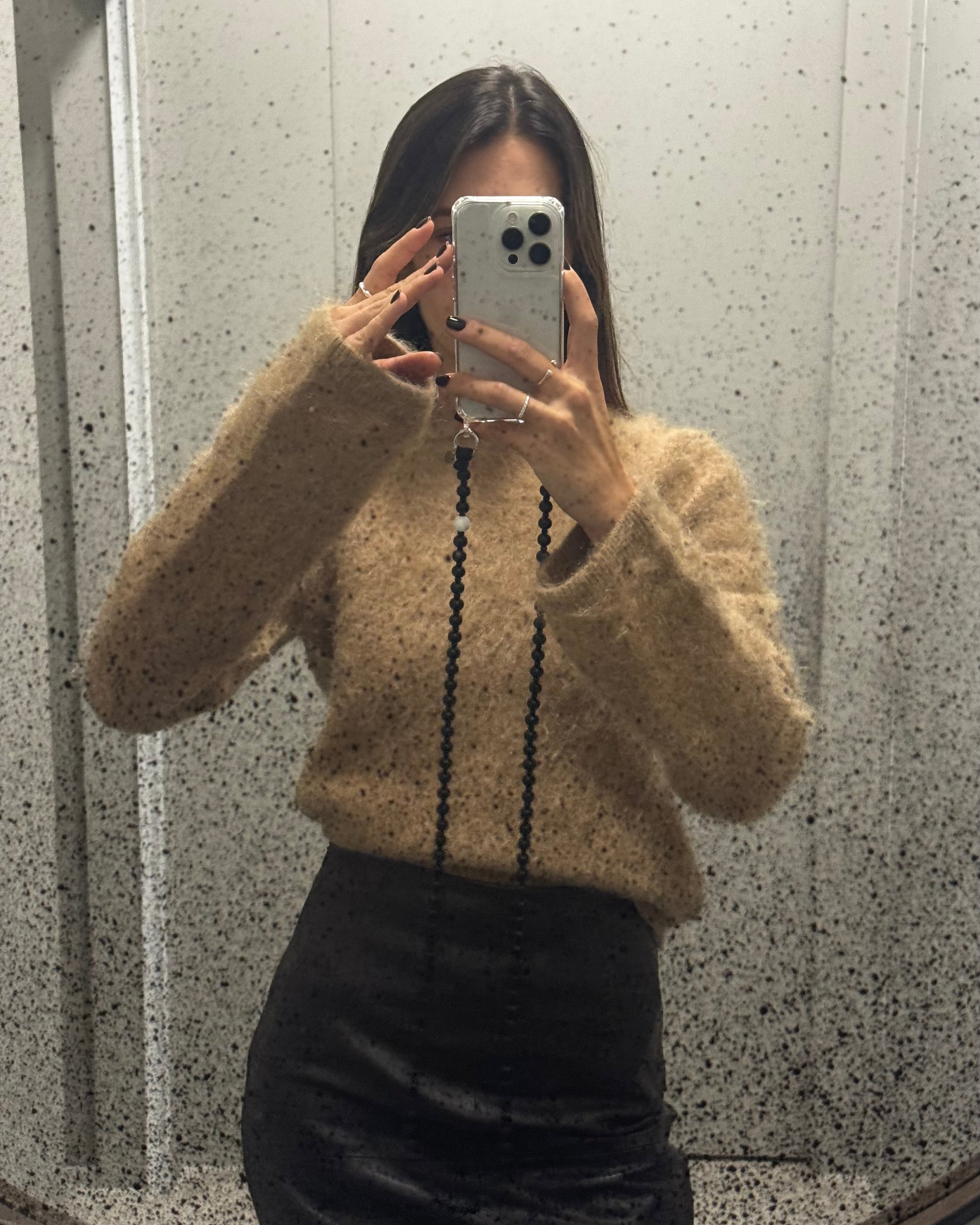 Korálkový popruh na telefon – černá & bílá