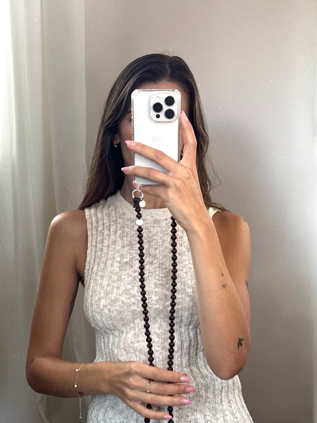 Korálkový popruh na telefon – černá & bílá