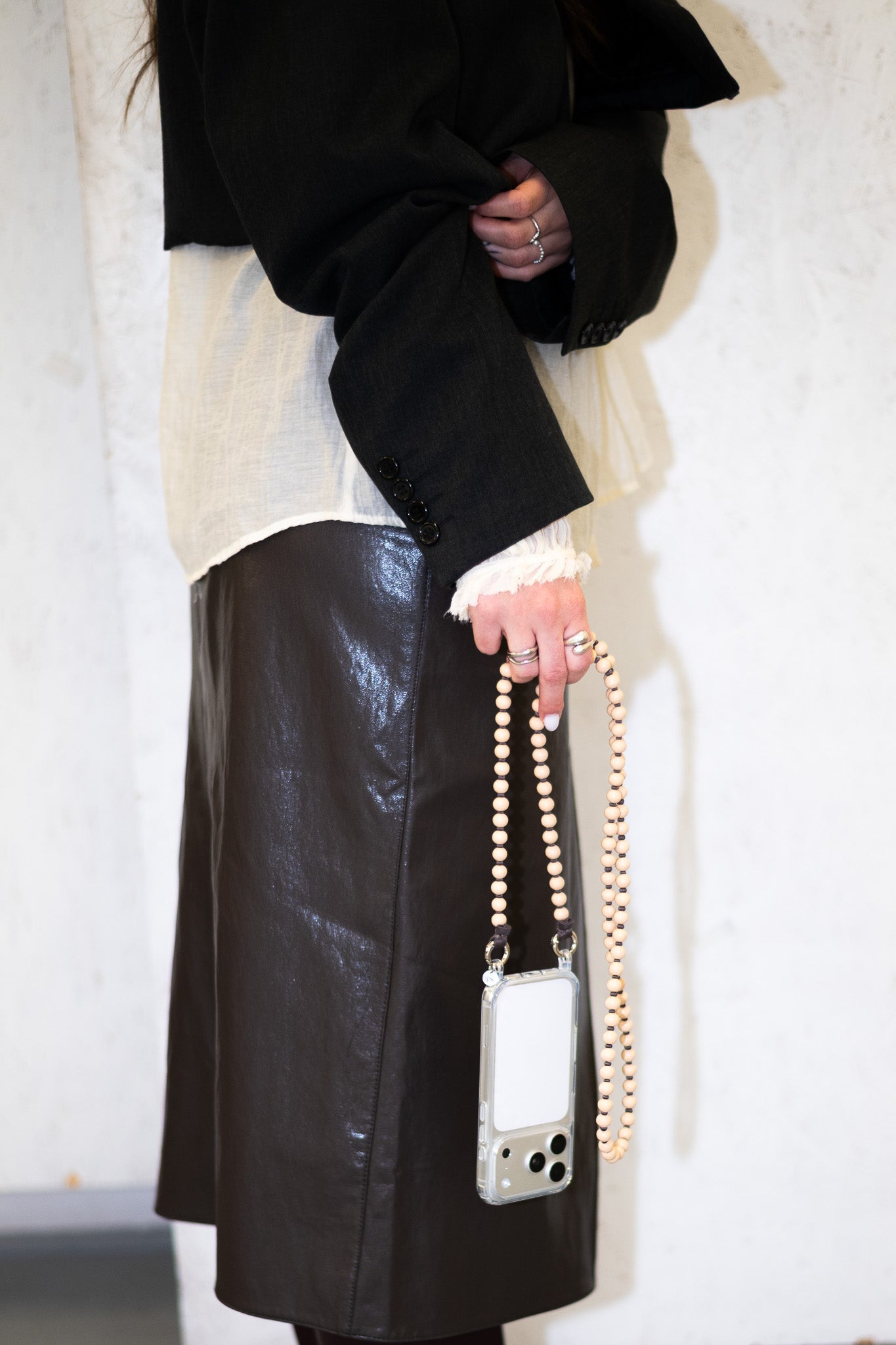 Korálkový popruh na telefon – Latte