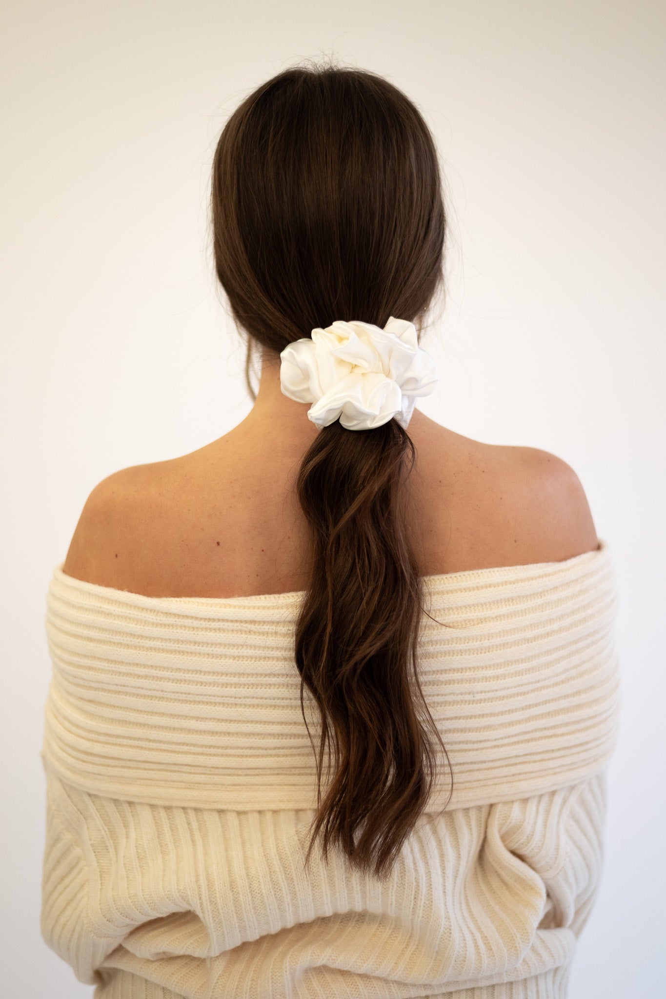 Scrunchie ze 100% hedvábného saténu - perleťová bílá