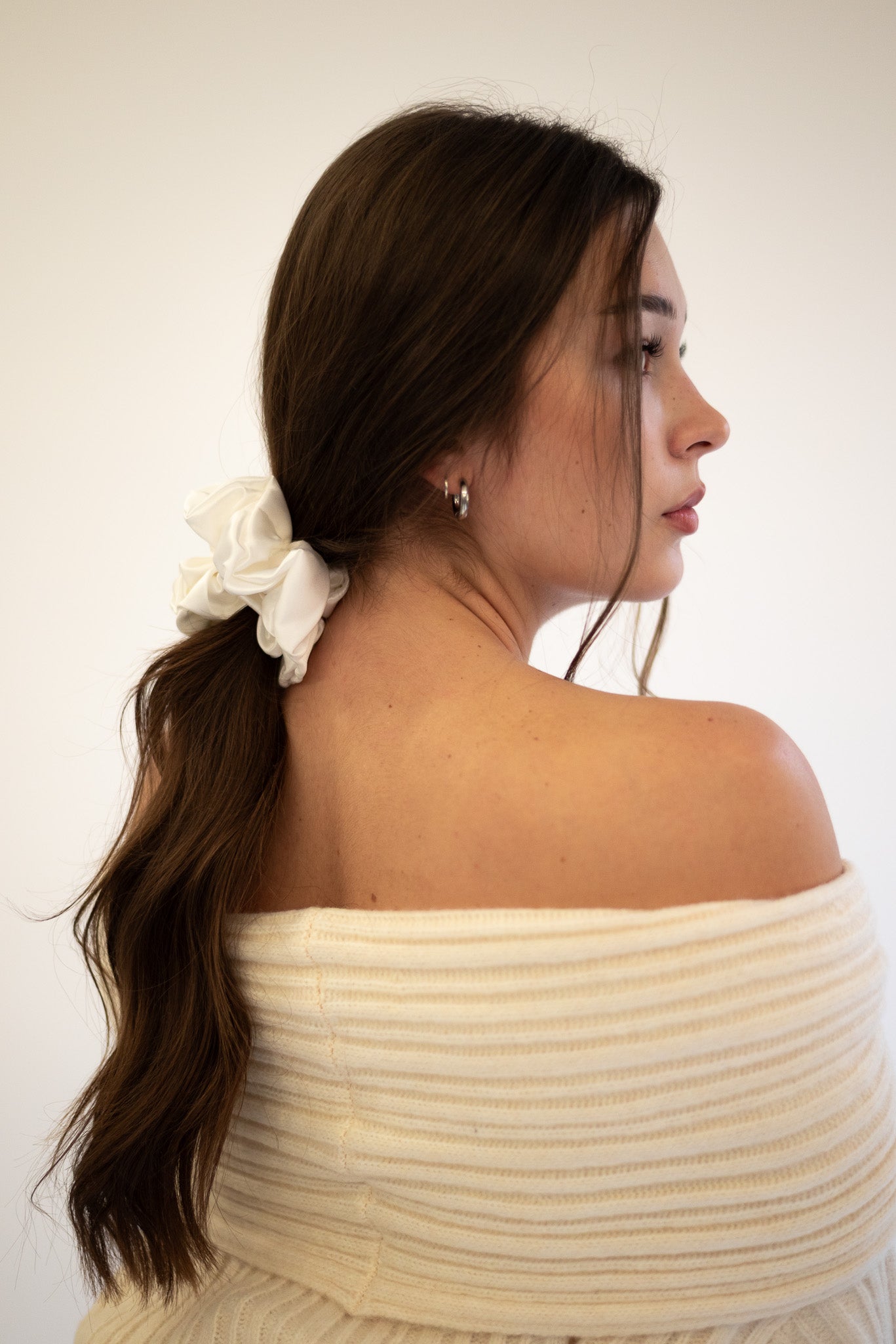 Scrunchie ze 100% hedvábného saténu - perleťová bílá