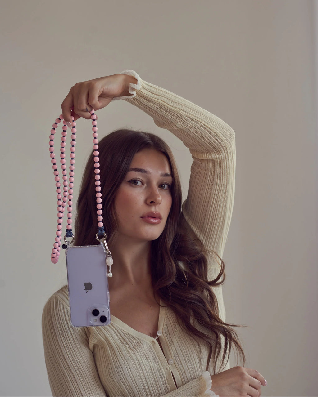 Korálkový popruh na telefon – růžová & šedá