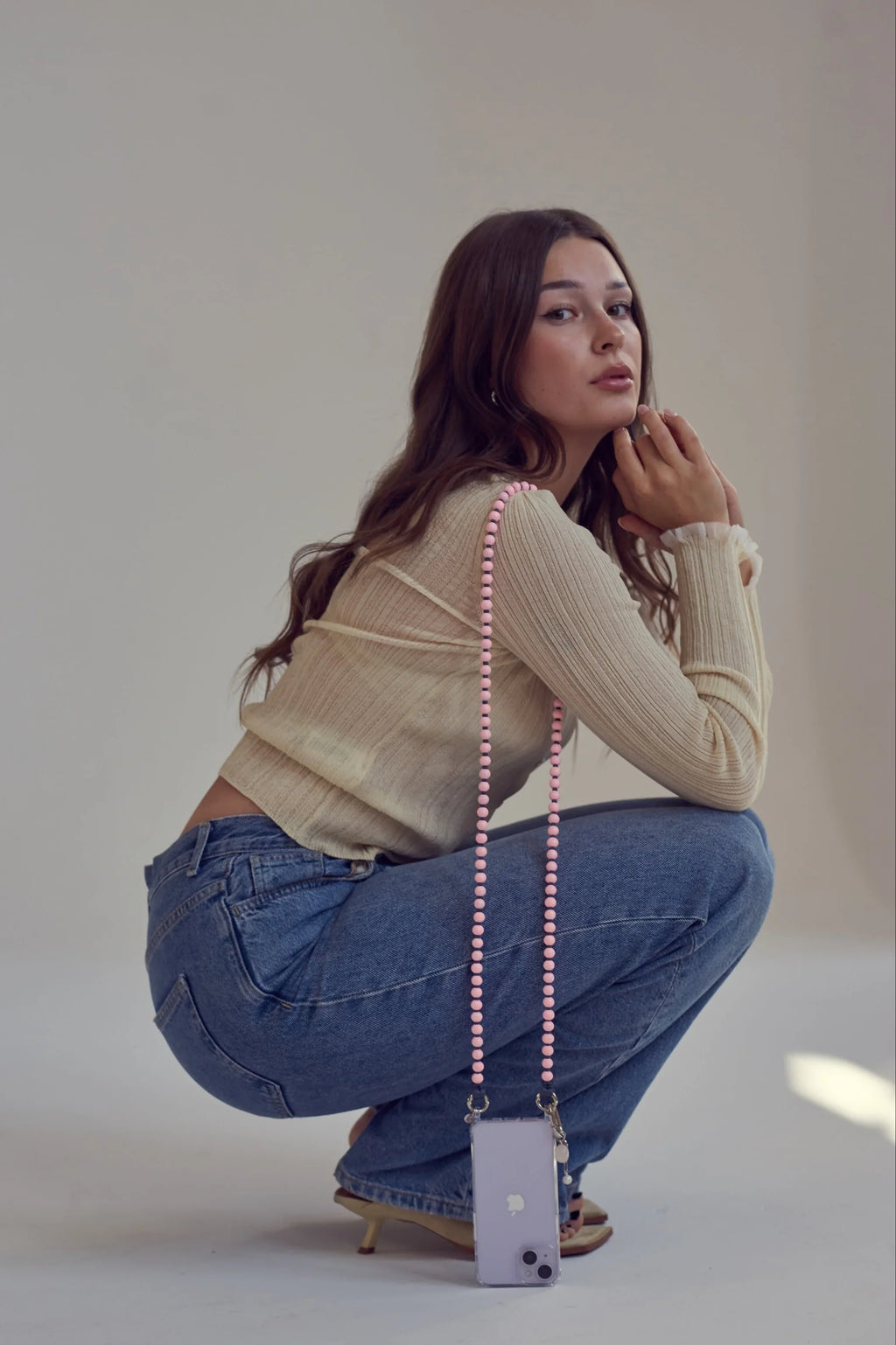 Korálkový popruh na telefon – růžová & šedá