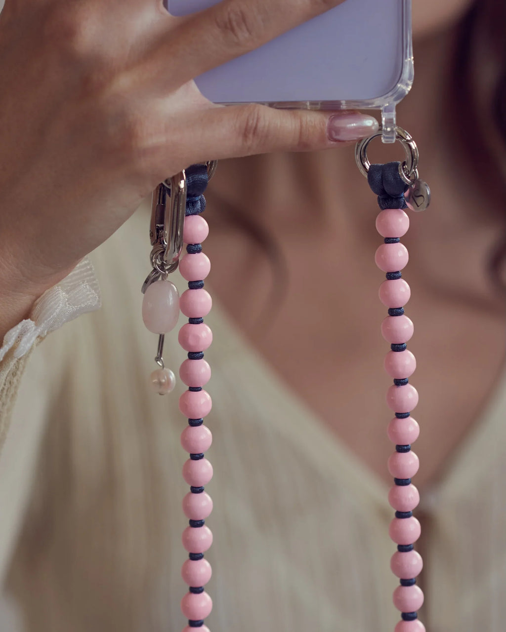 Korálkový popruh na telefon – růžová & šedá