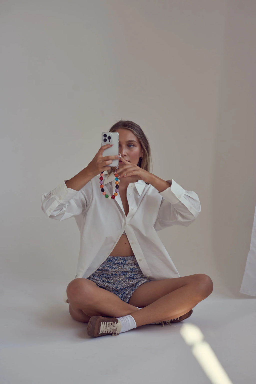 Mini korálkový popruh na telefon – multicolor & šedá