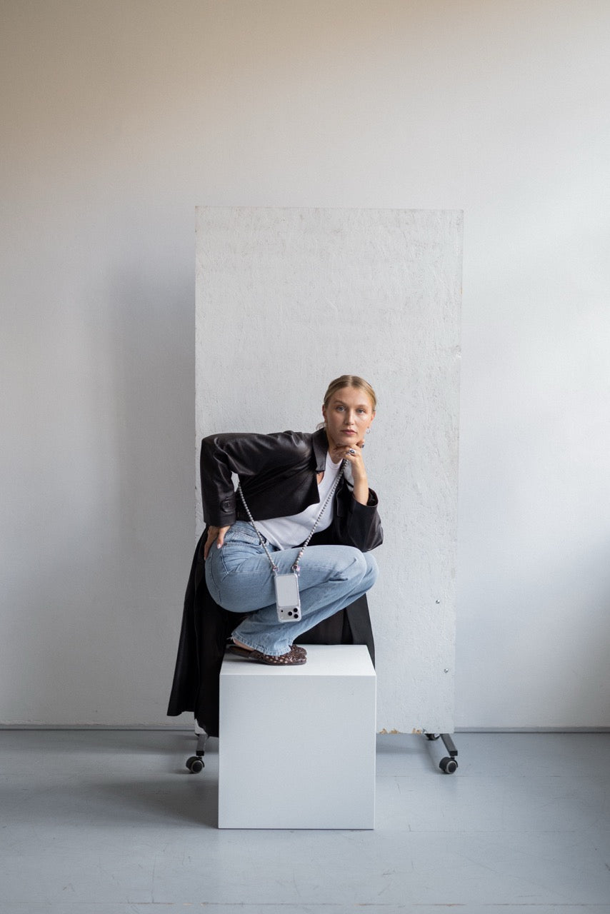 Korálkový popruh na telefon – Grey Rosé