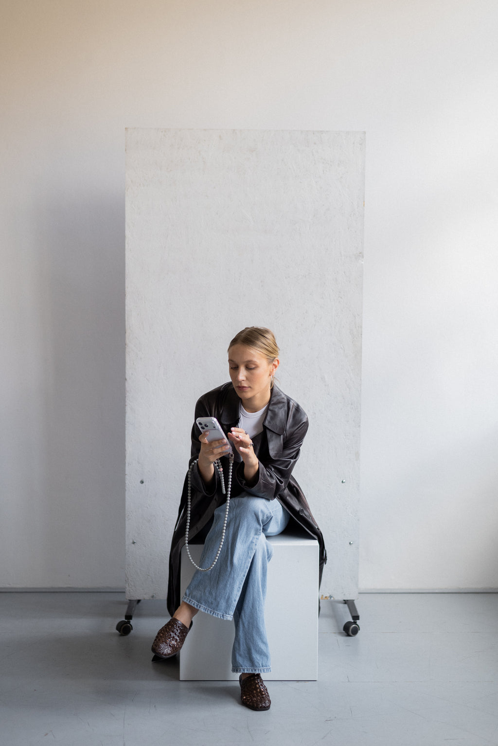 Korálkový popruh na telefon – Grey Rosé