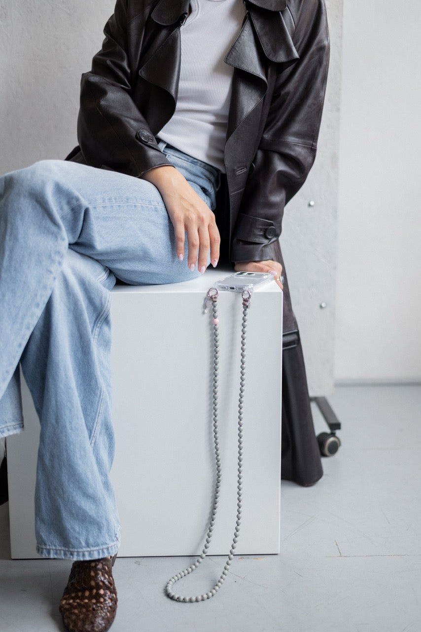 Korálkový popruh na telefon – Grey Rosé