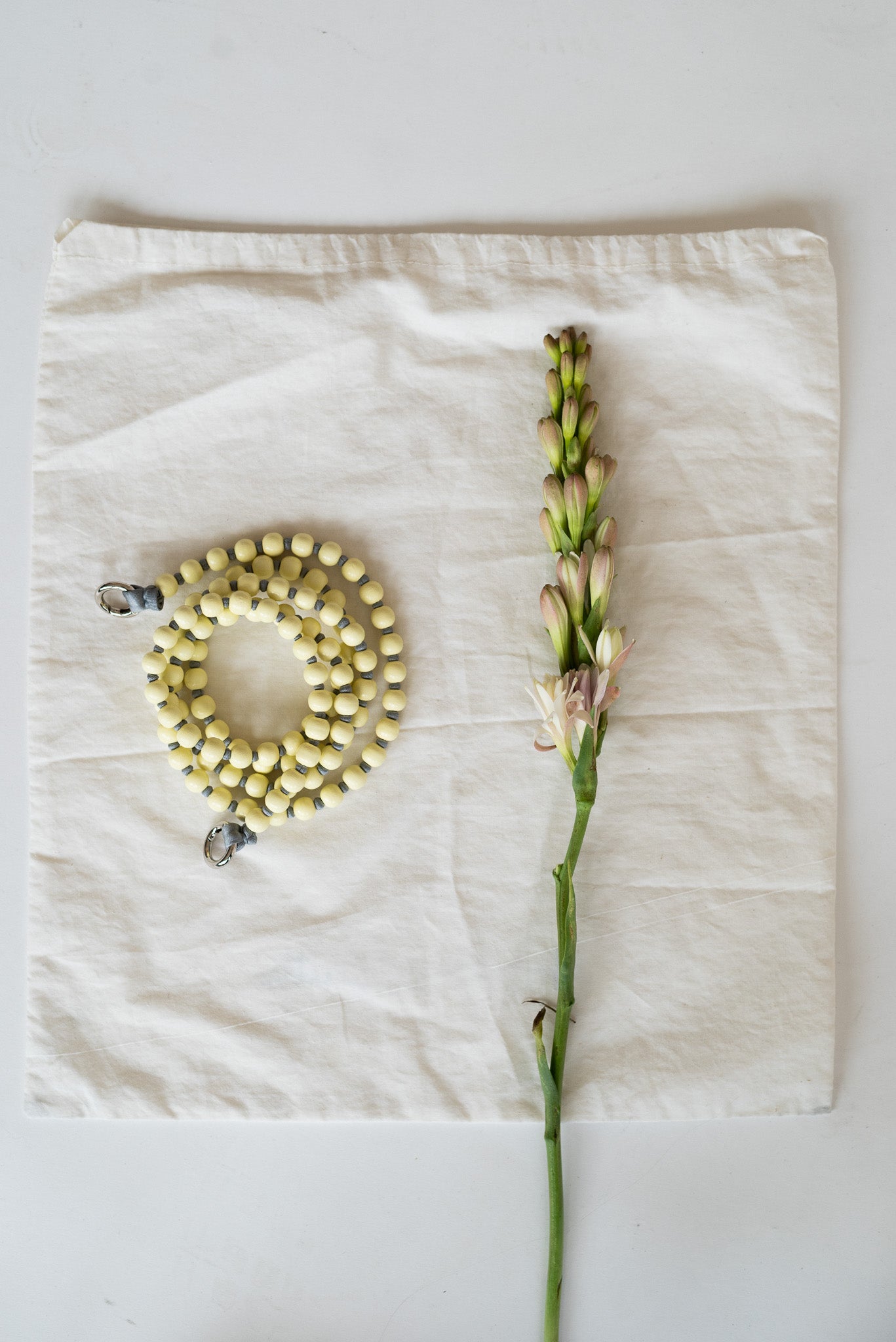 Korálkový popruh na telefon – Soft Yellow