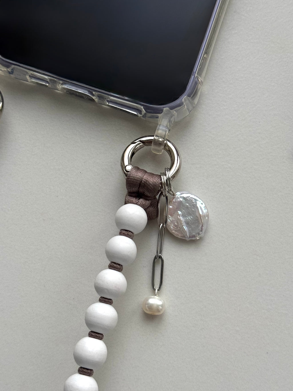 Korálkový popruh na telefon – New White
