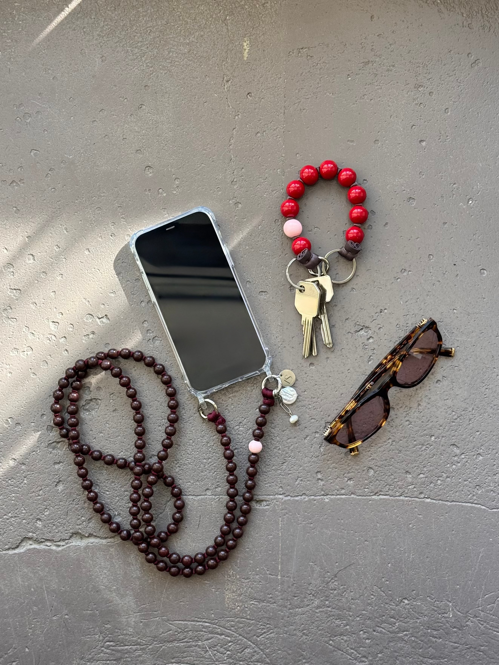 Korálkový popruh na telefon – Chocolate Cherry