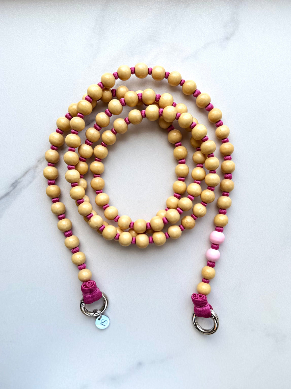 Korálkový popruh na telefon – přírodní & růžová