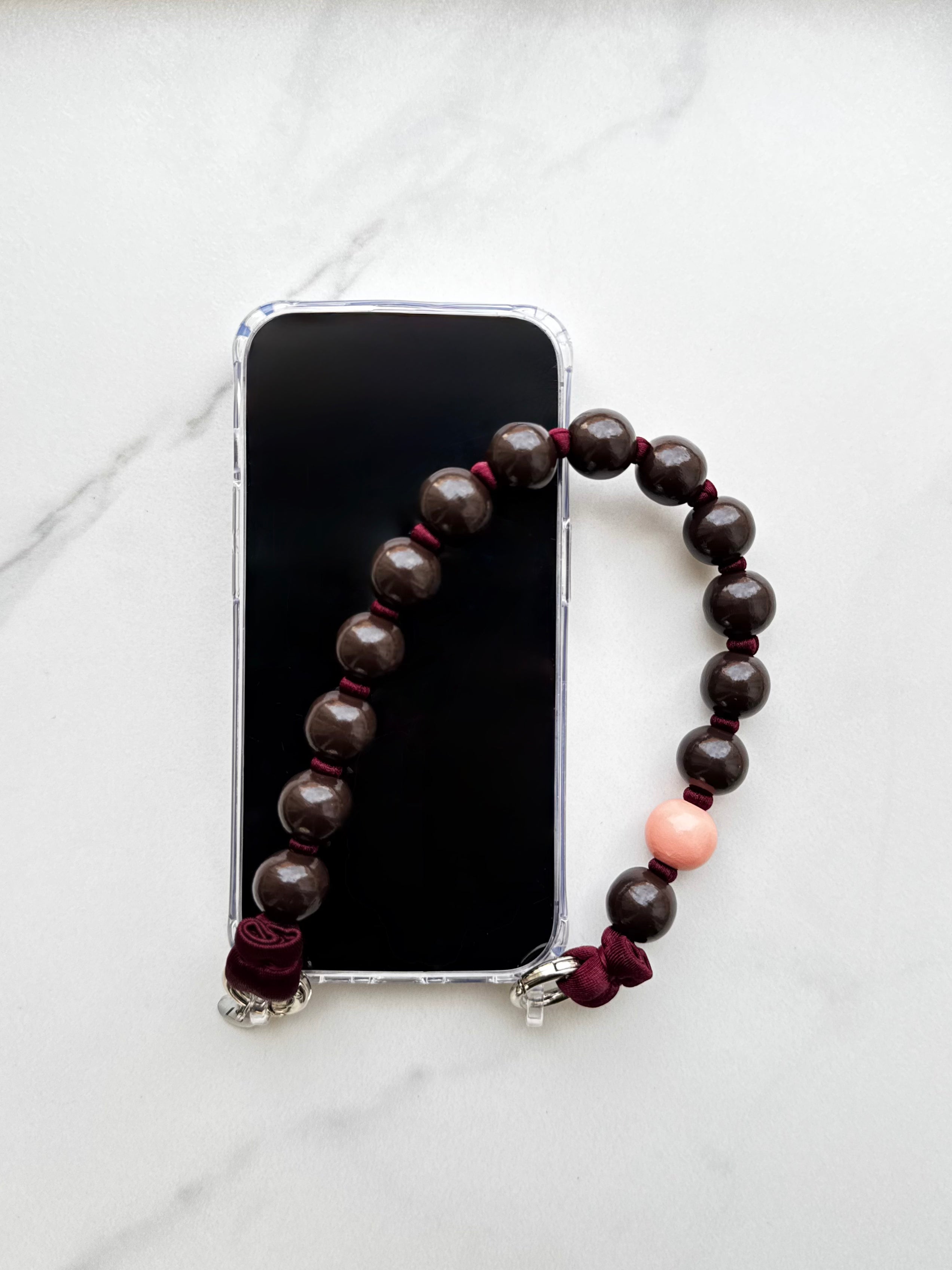 Mini korálkový popruh na telefon – hnědá & burgundy
