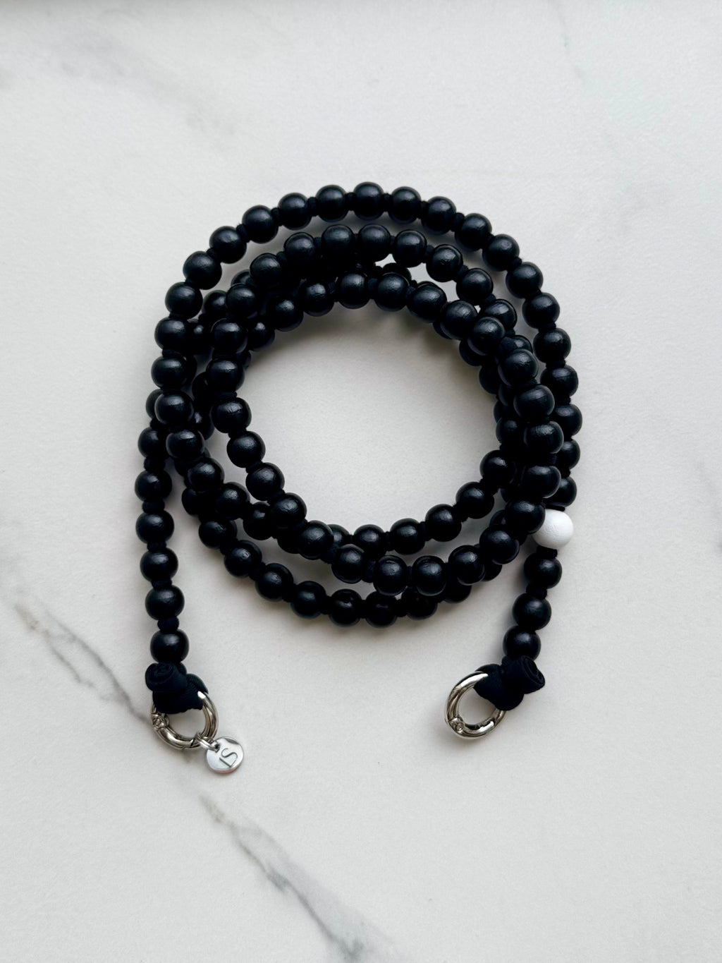 Korálkový popruh na telefon – černá & bílá