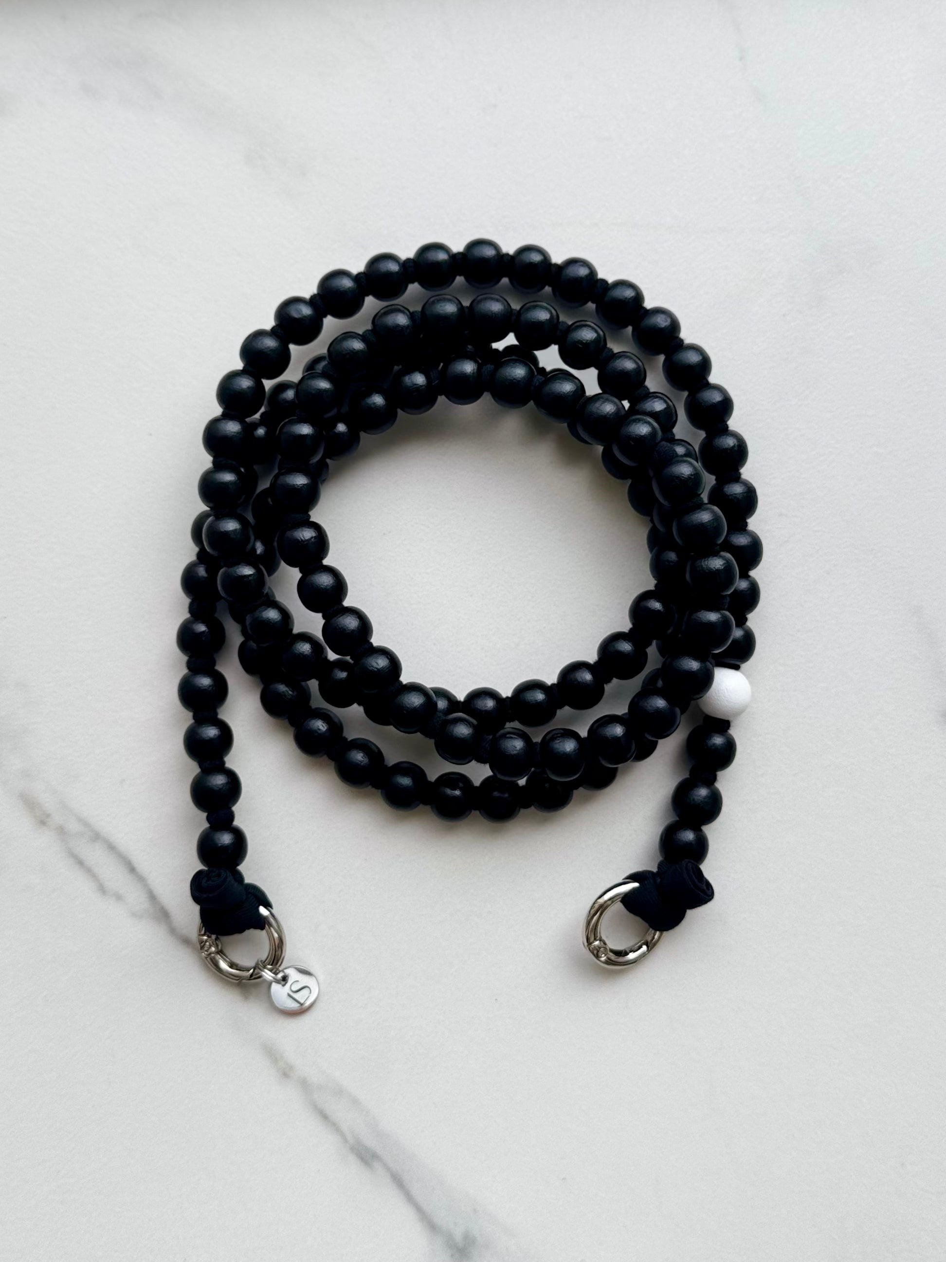 Korálkový popruh na telefon – černá & bílá