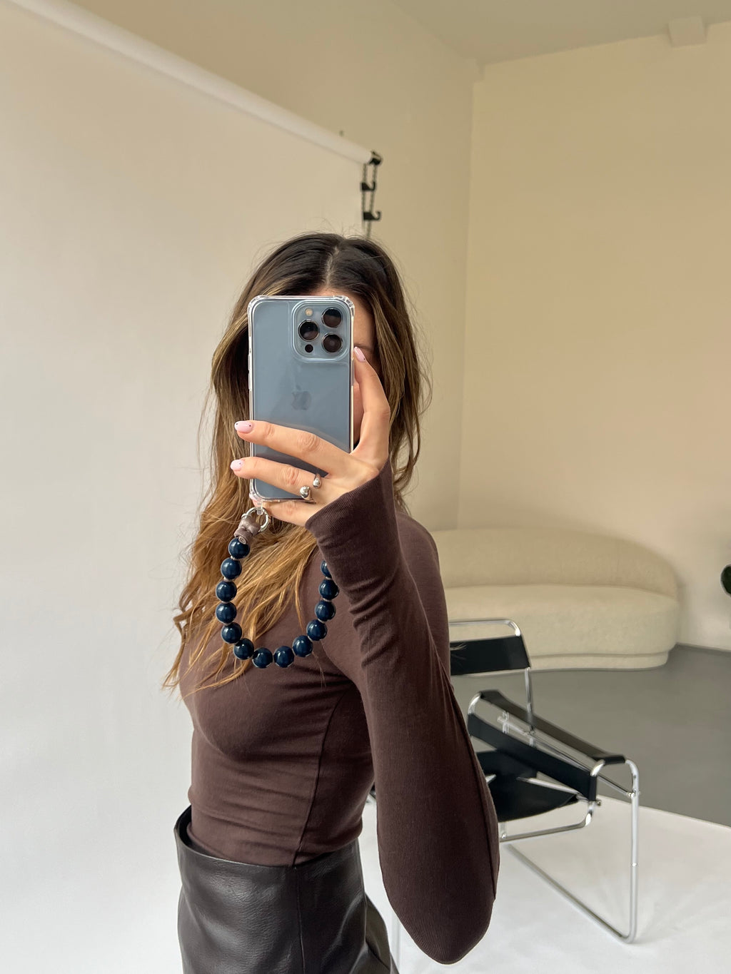 Mini korálkový popruh na telefon – Midnight Mocha