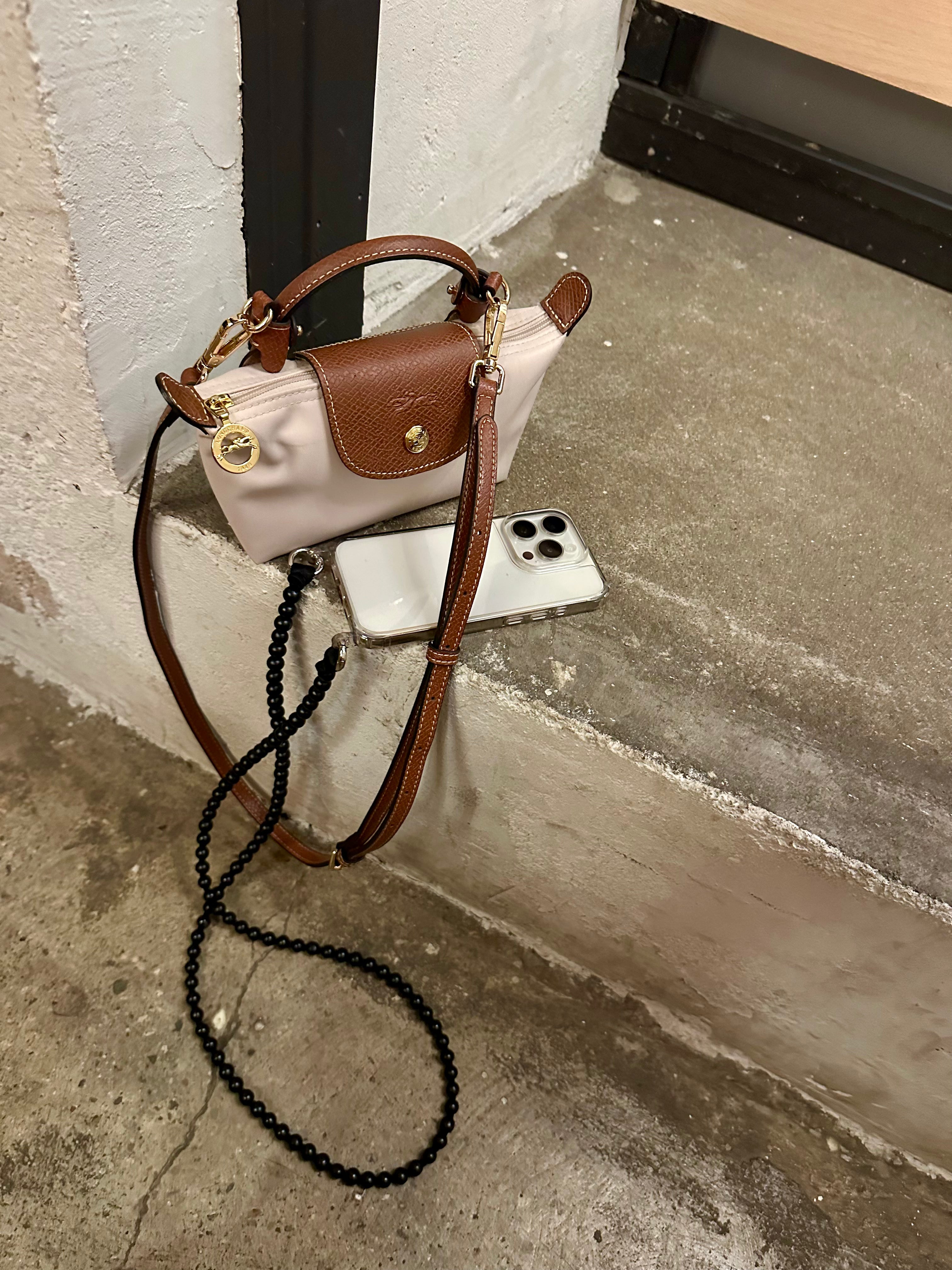 Korálkový popruh na telefon – černý