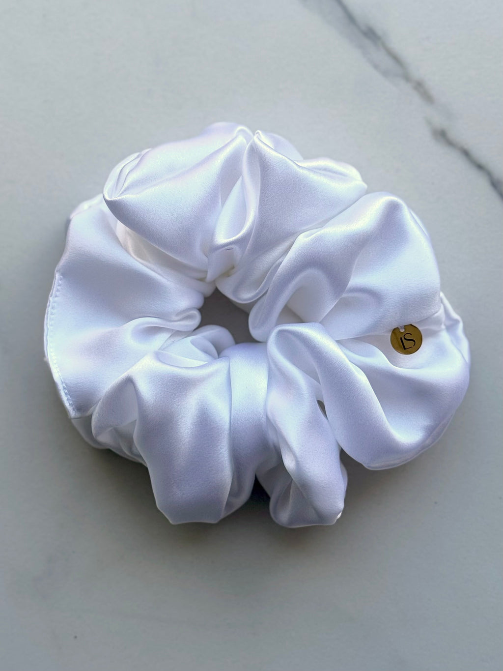 Scrunchie ze 100% hedvábného saténu - perleťová bílá