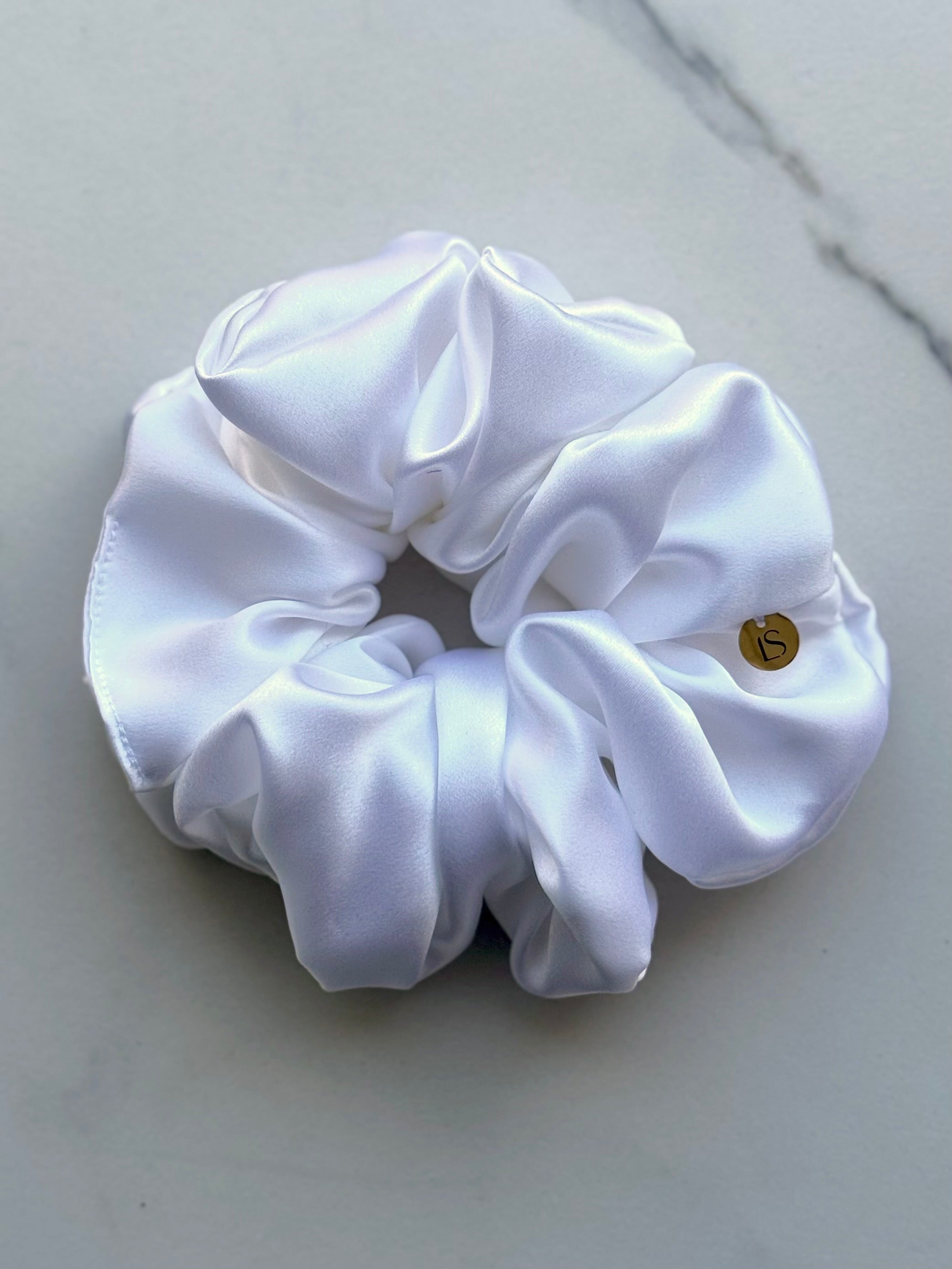 Scrunchie ze 100% hedvábného saténu - perleťová bílá