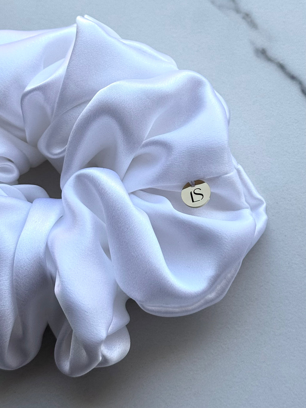 Scrunchie ze 100% hedvábného saténu - perleťová bílá