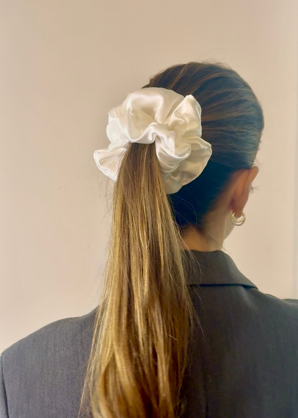 Scrunchie ze 100% hedvábného saténu - perleťová bílá