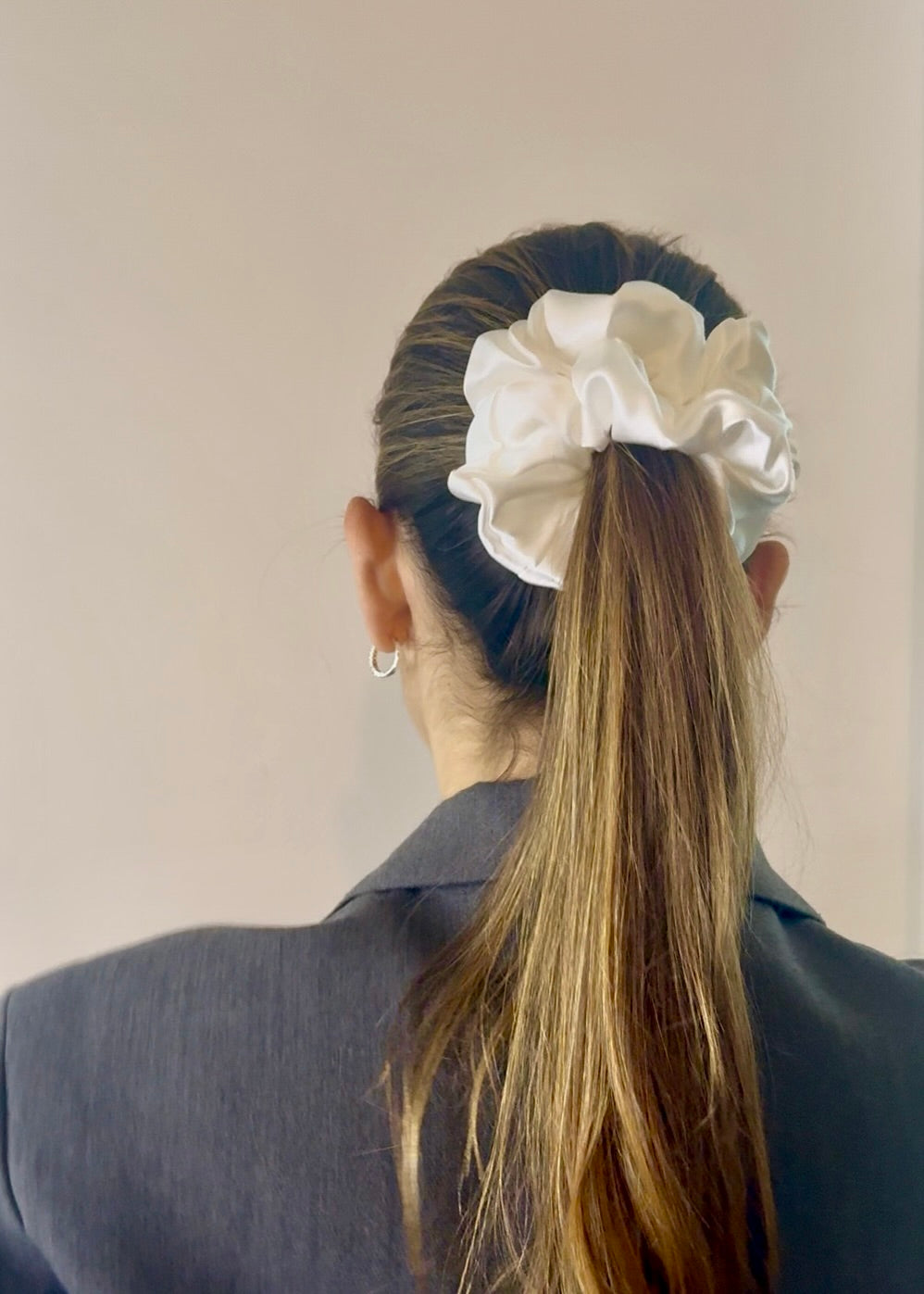 Scrunchie ze 100% hedvábného saténu - perleťová bílá