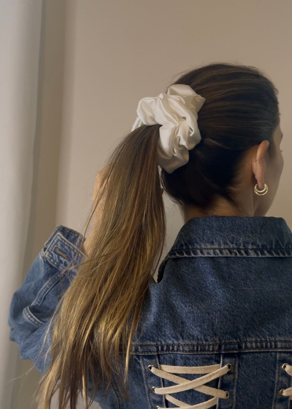 Scrunchie ze 100% hedvábného saténu - perleťová bílá
