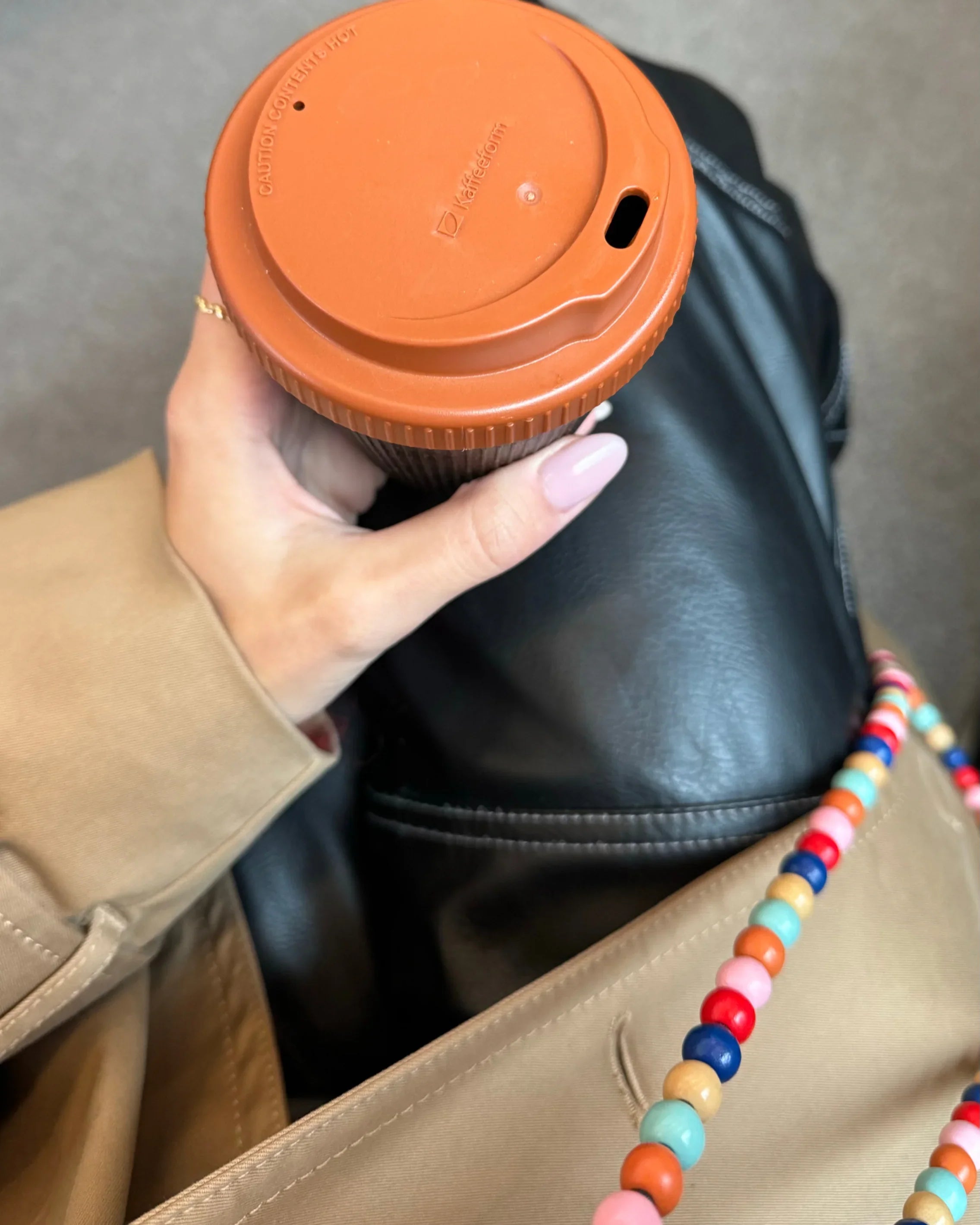 Korálkový popruh na telefon – barevný