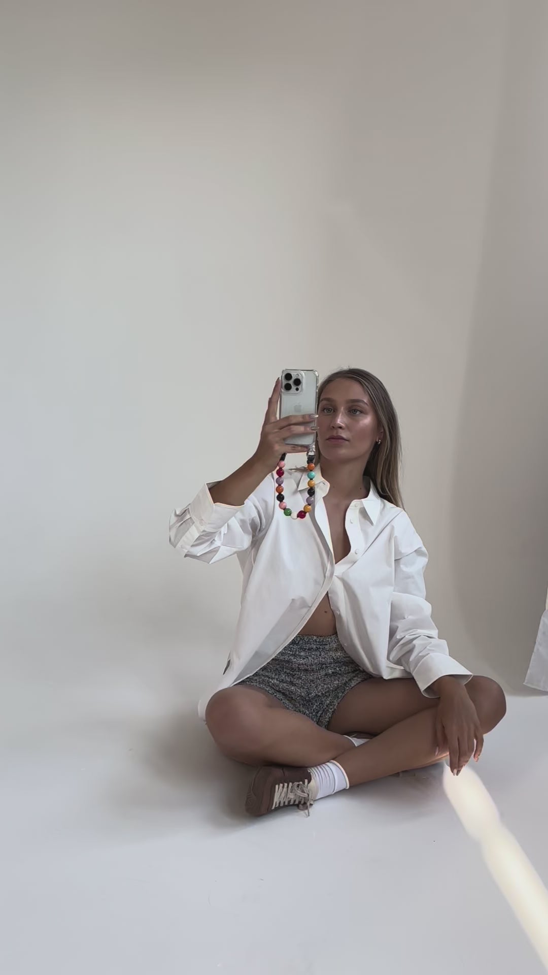 Mini korálkový popruh na telefon – multicolor & šedá